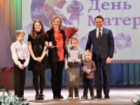 Мурманские семьи получили награды ко Дню матери